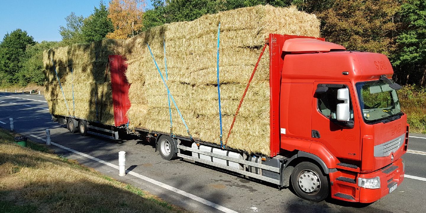Transport Express de Fourrage : Livraison Rapide de Foin, Paille et Autres en France | UrgenceTransport.fr